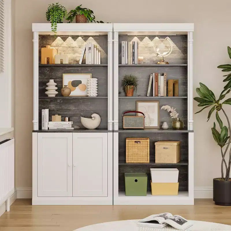 Bibliothèque haute de rangement avec 5 étagères ouvertes, design à colonnes romaines et 4 lumières réglables, meuble de rangement et d'exposition blanc et noir grain de bois