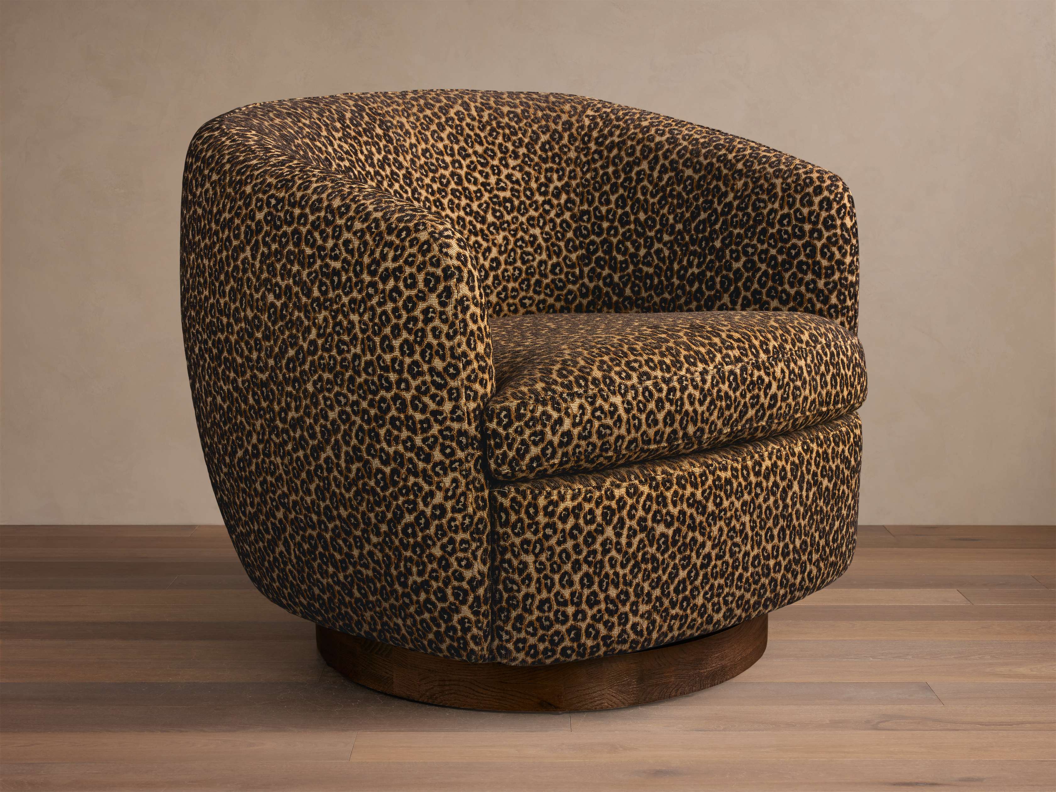 Fauteuil pivotant rembourré avec mousse végétale et ressorts en acier recyclé
