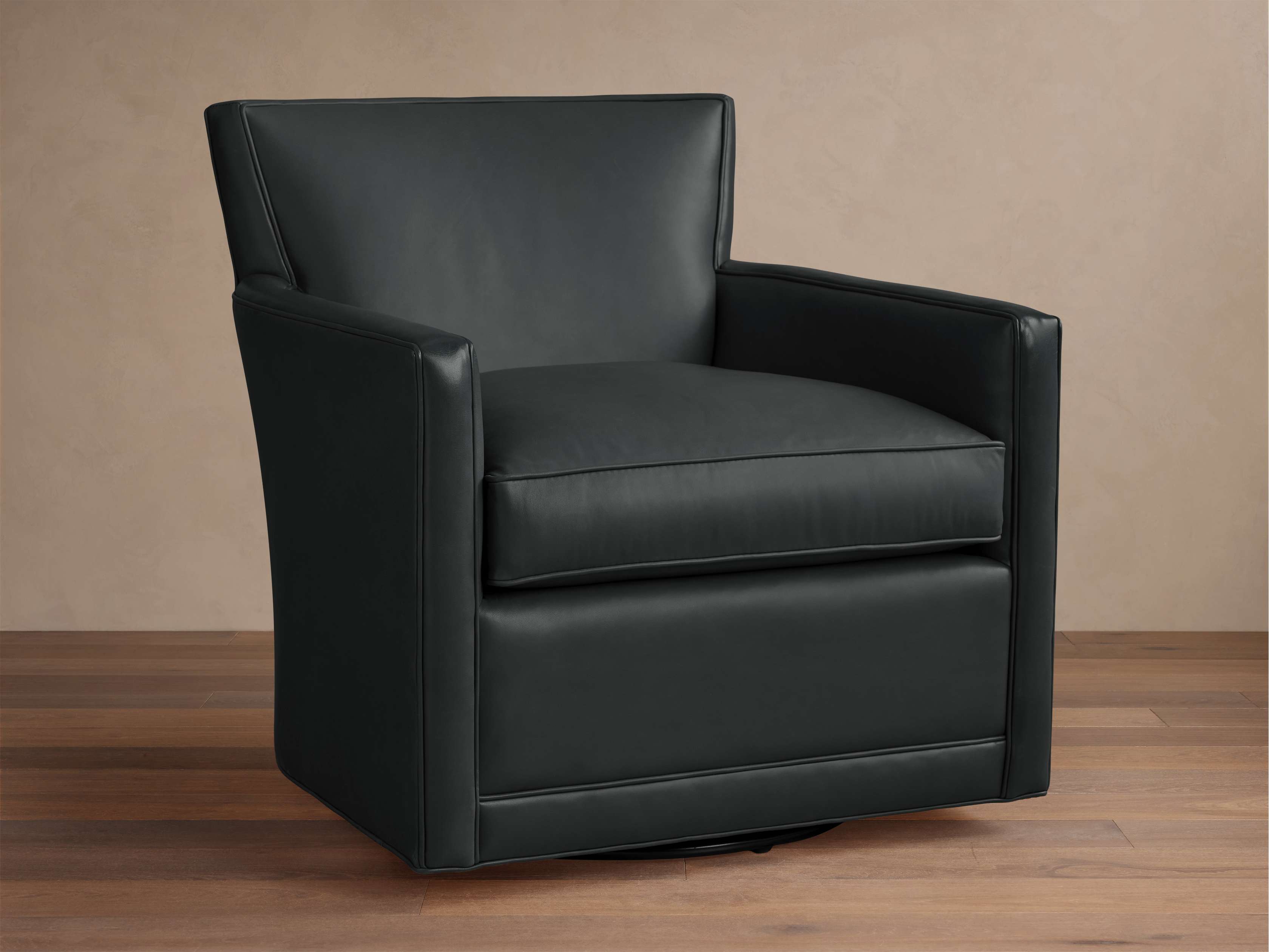 Fauteuil pivotant en cuir avec coussin en duvet et plumes