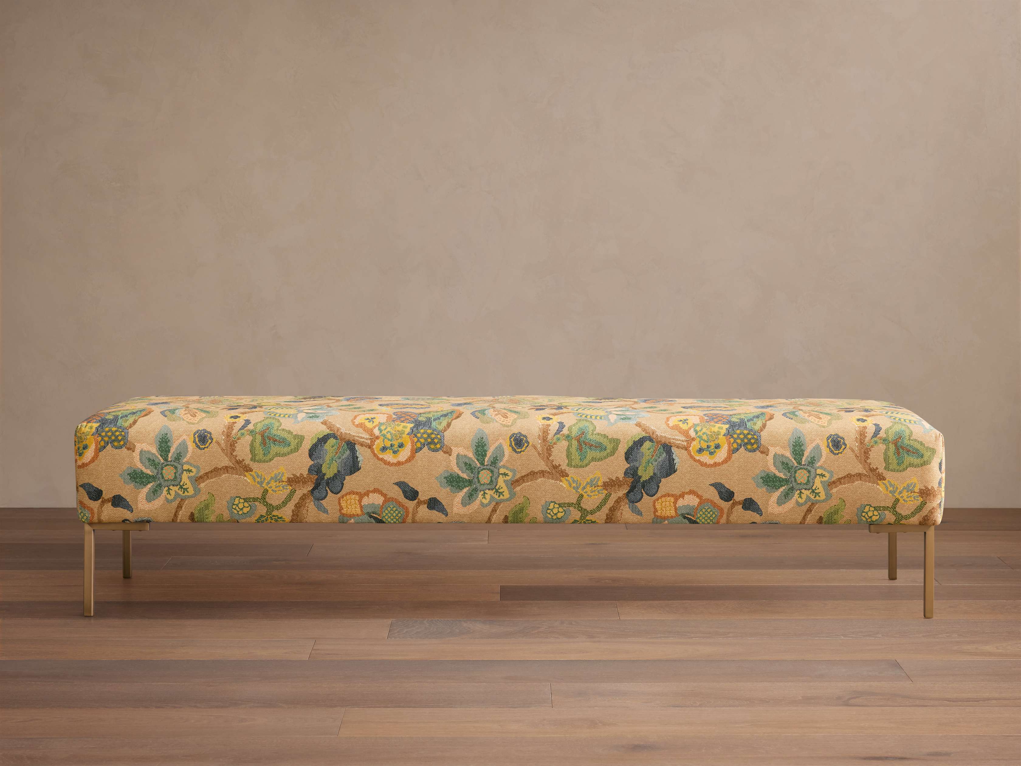 Banc rembourré avec mousse végétale et pieds en métal