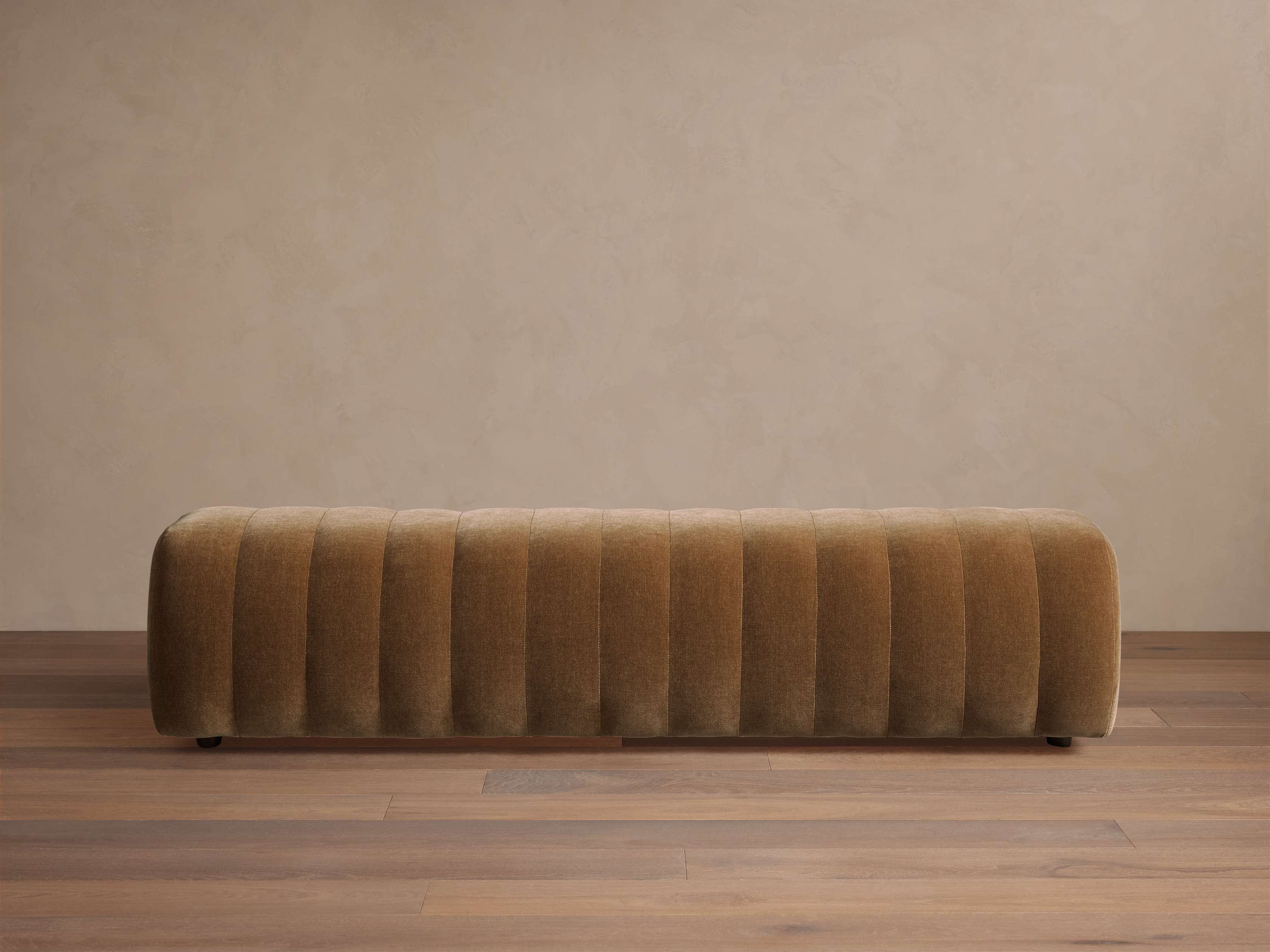 Banc rembourré à capitonnage linéaire avec mousse végétale