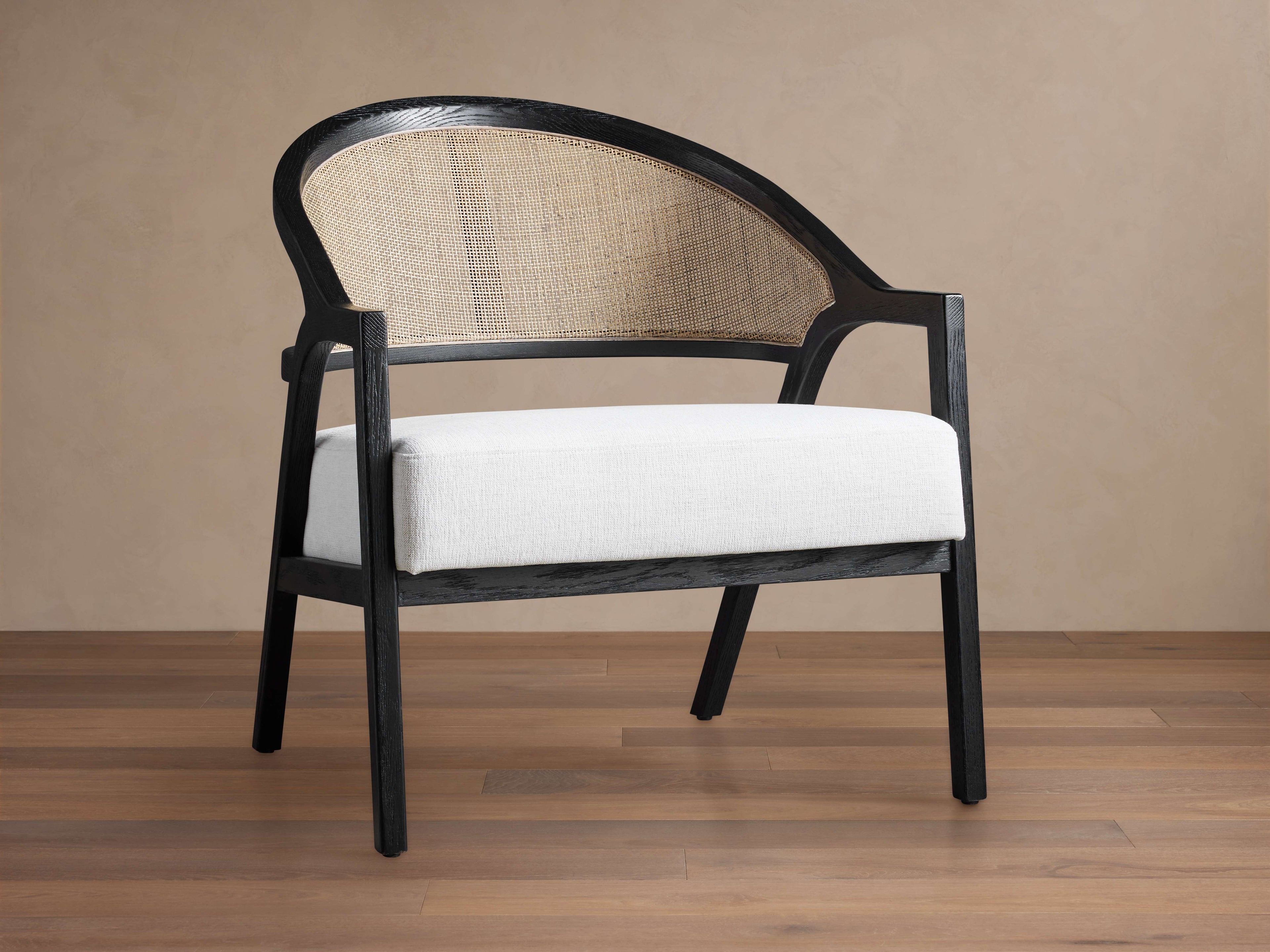 Fauteuil de salon en chêne et rotin avec tissu de performance blanc