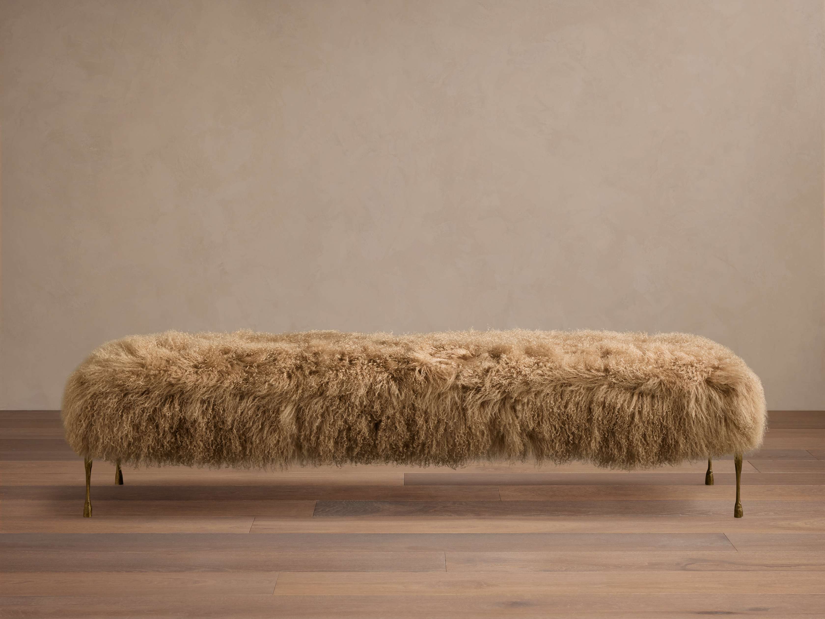 Banc en peau de mouton de Mongolie avec pieds en fer finition laiton