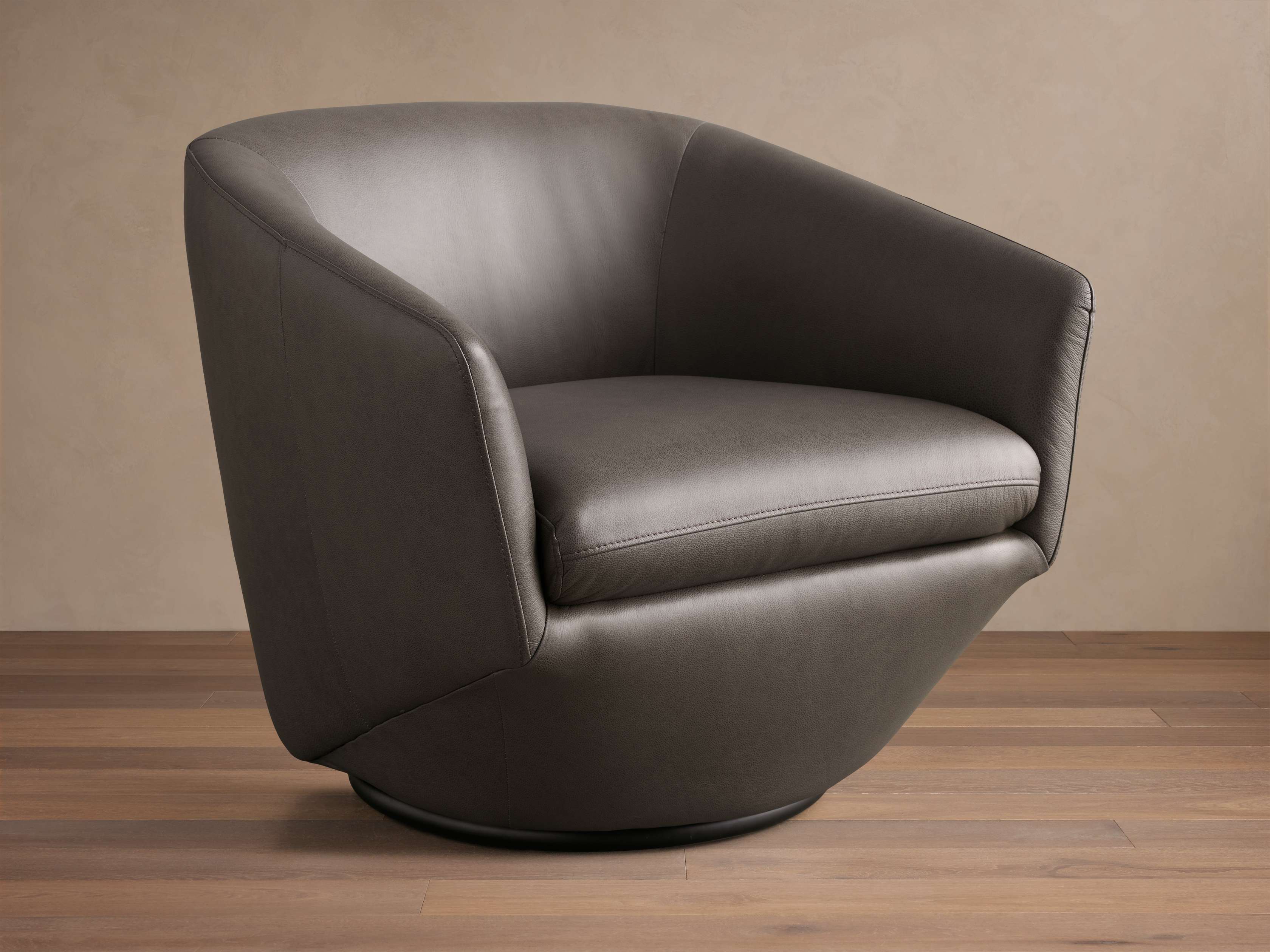 Fauteuil pivotant en cuir avec coussin en mousse dense
