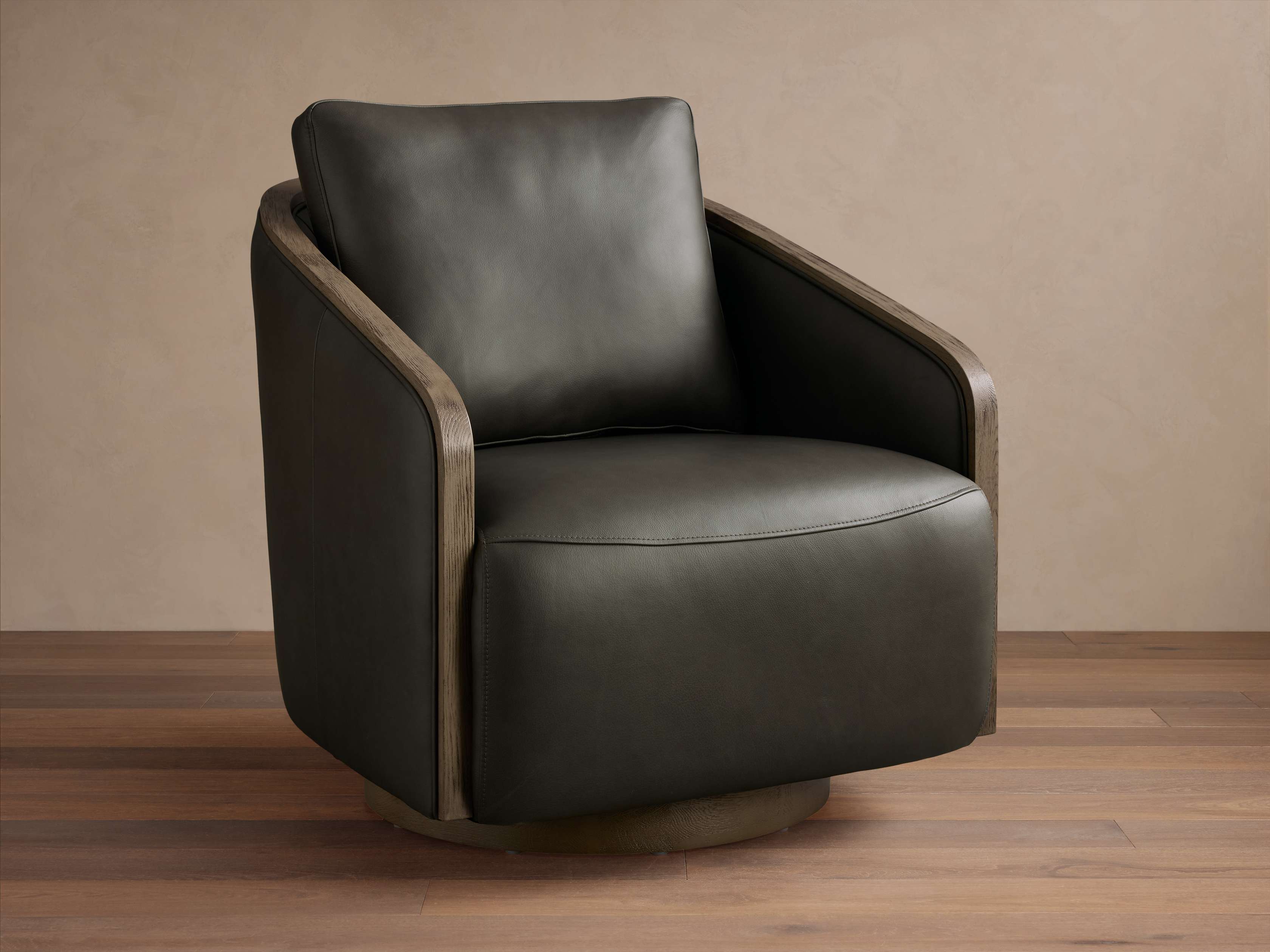 Fauteuil pivotant en cuir garni de chêne avec coussin en fibres de polyester