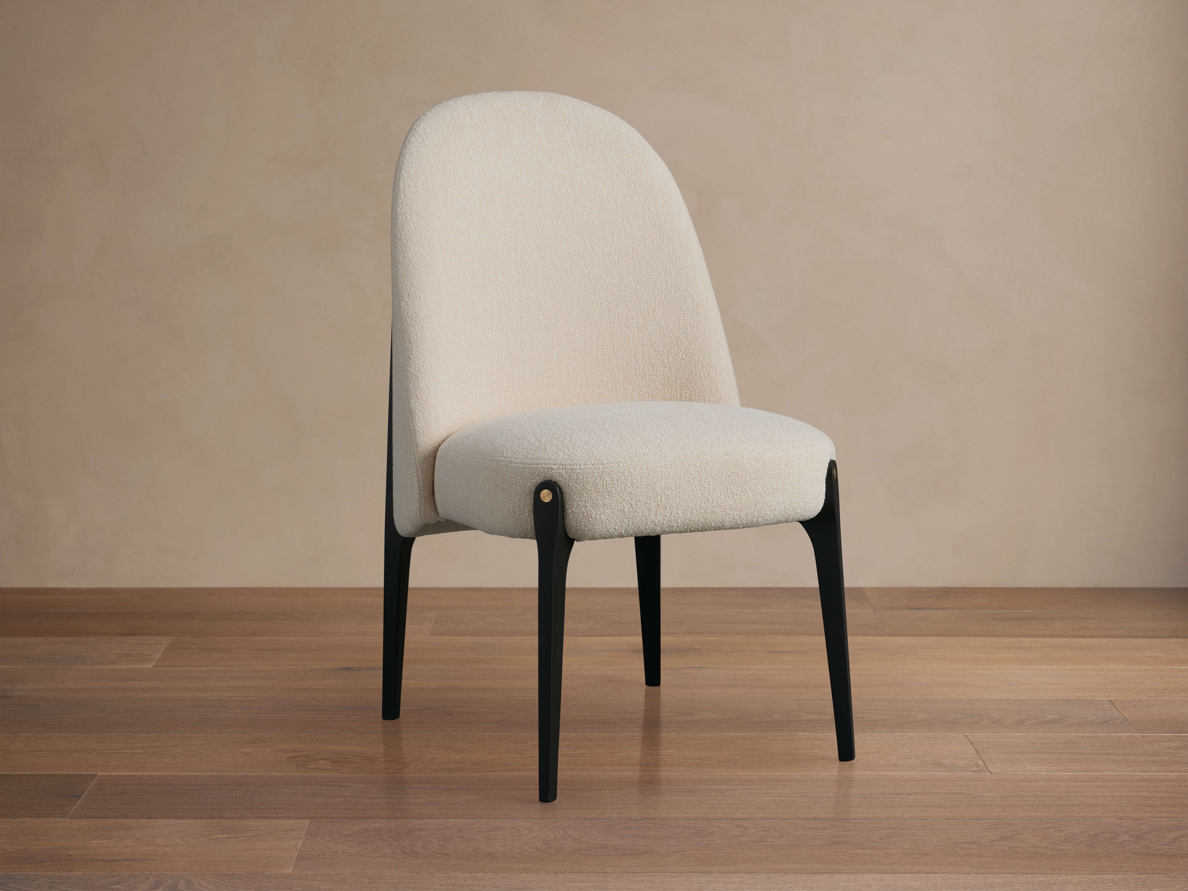 Chaise de salle à manger d'artisan italien avec clous en laiton et finition vieillie