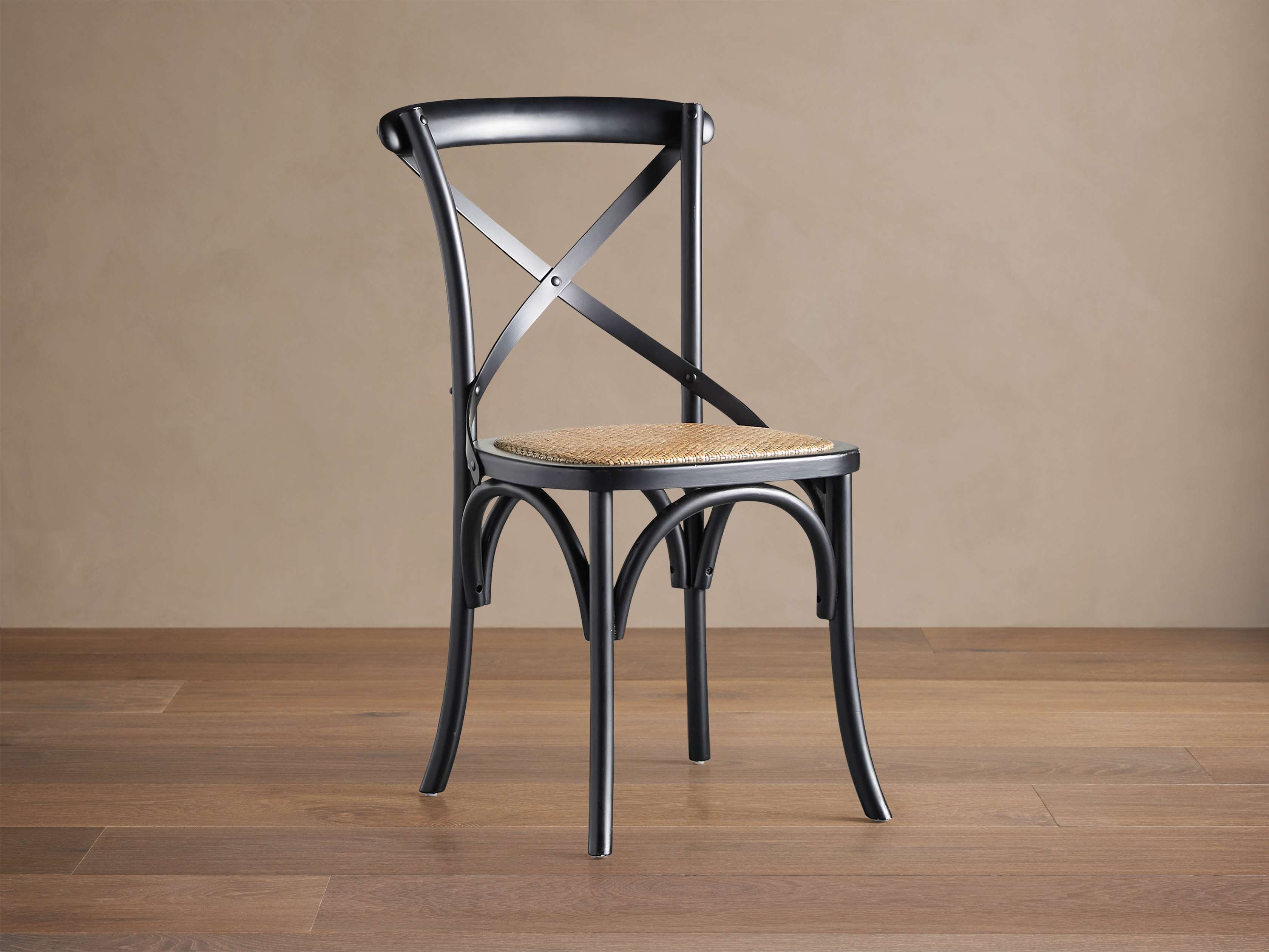 Chaise de salle à manger avec assise en rotin tressé à la main et structure en bois massif