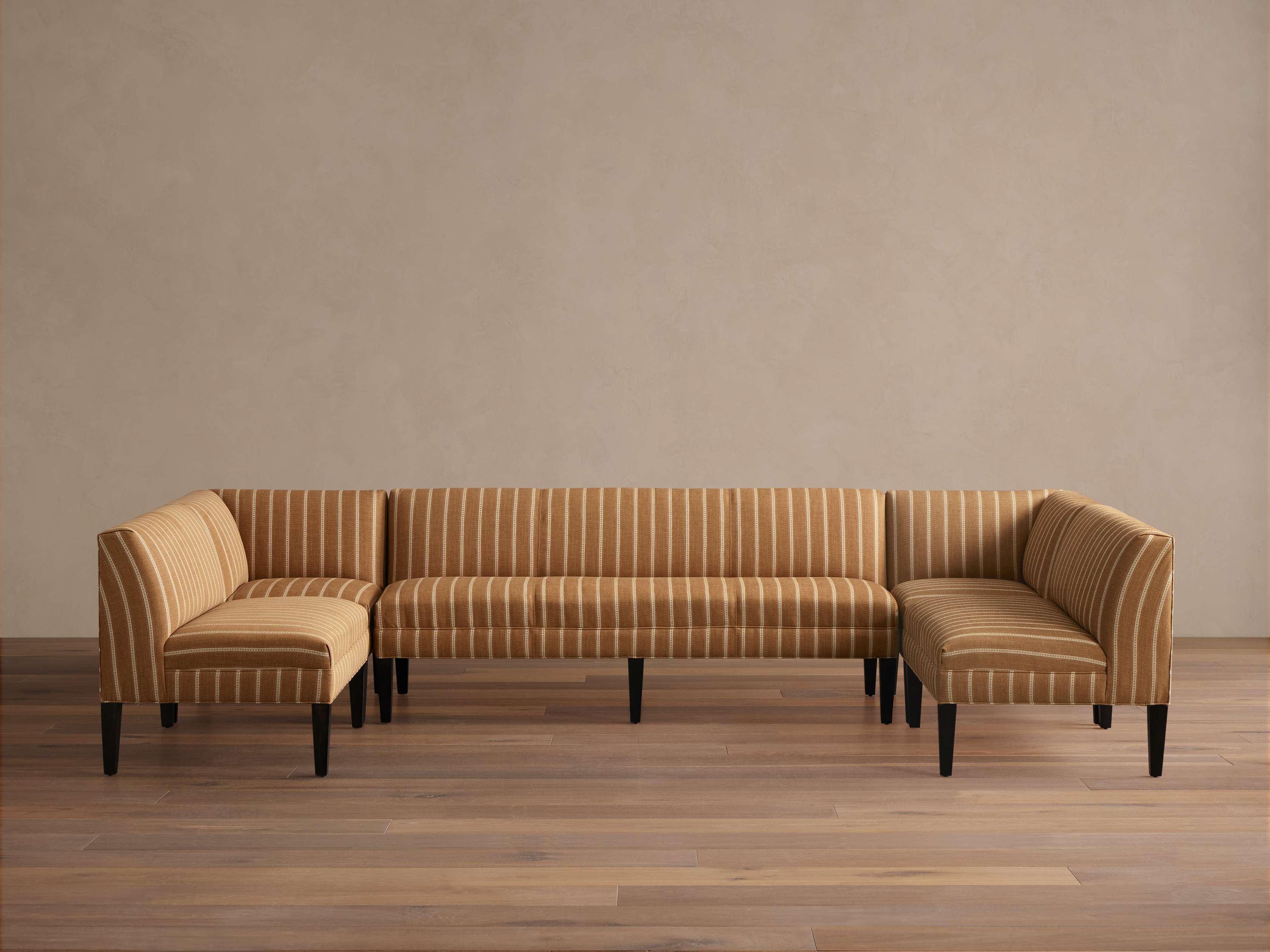Banquette en U avec surpiqûres et pieds en érable