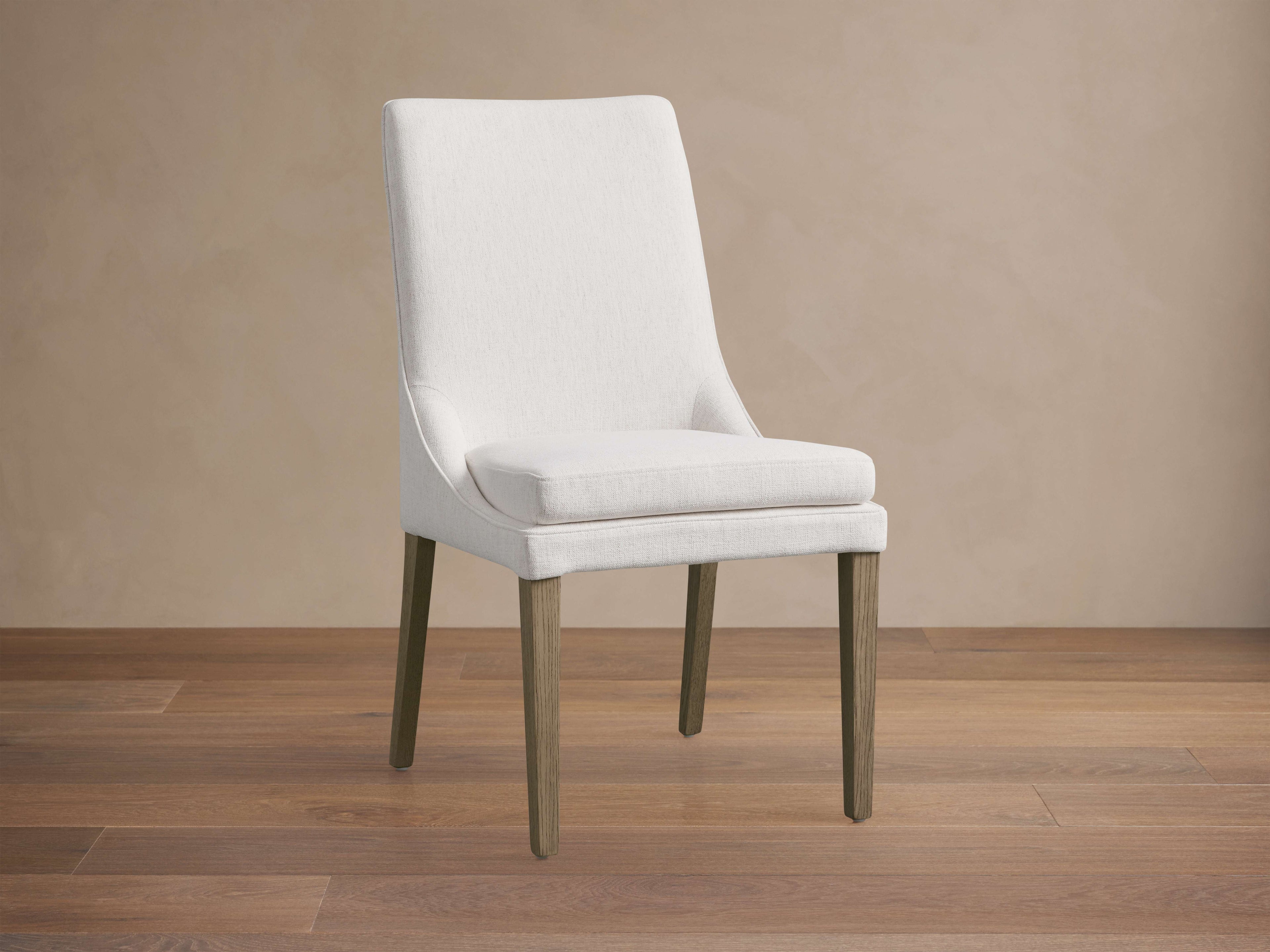 Chaise de salle à manger latérale Fawn avec tissu haute performance et dossier incurvé