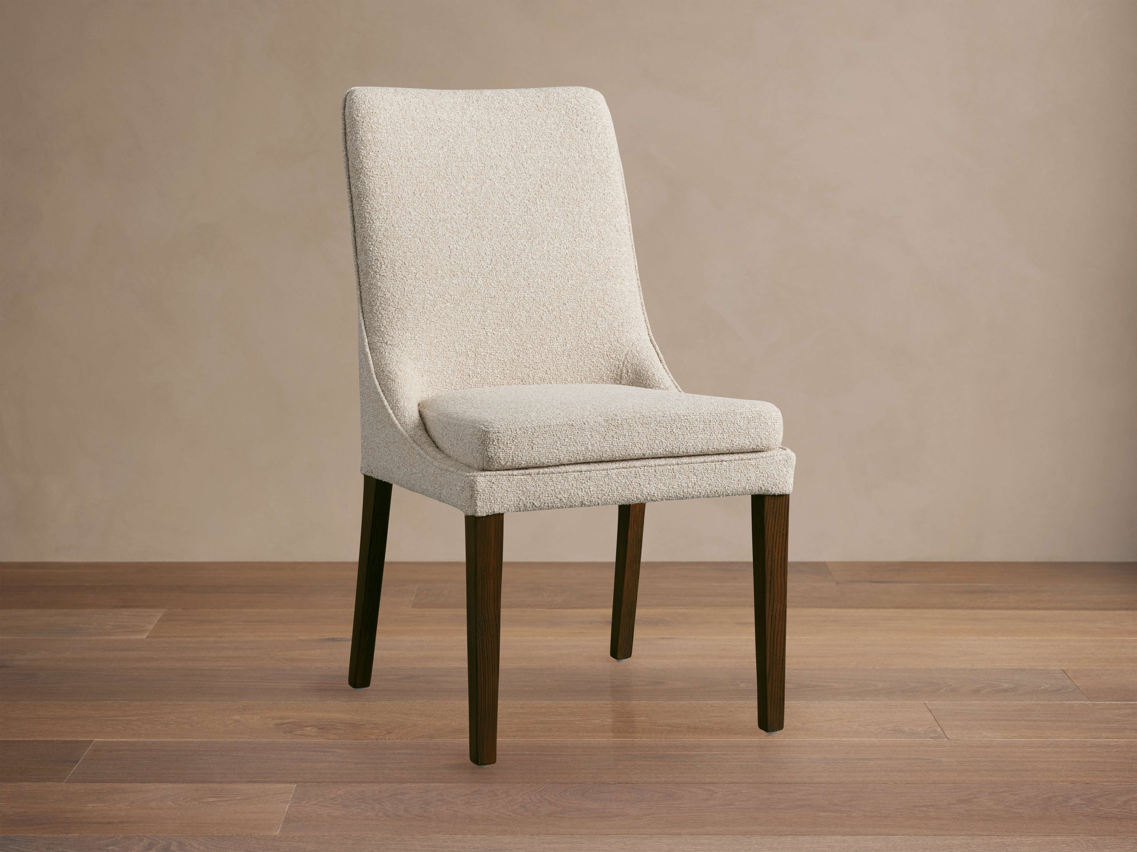 Chaise de salle à manger avec dossier incurvé et bois dur laqué