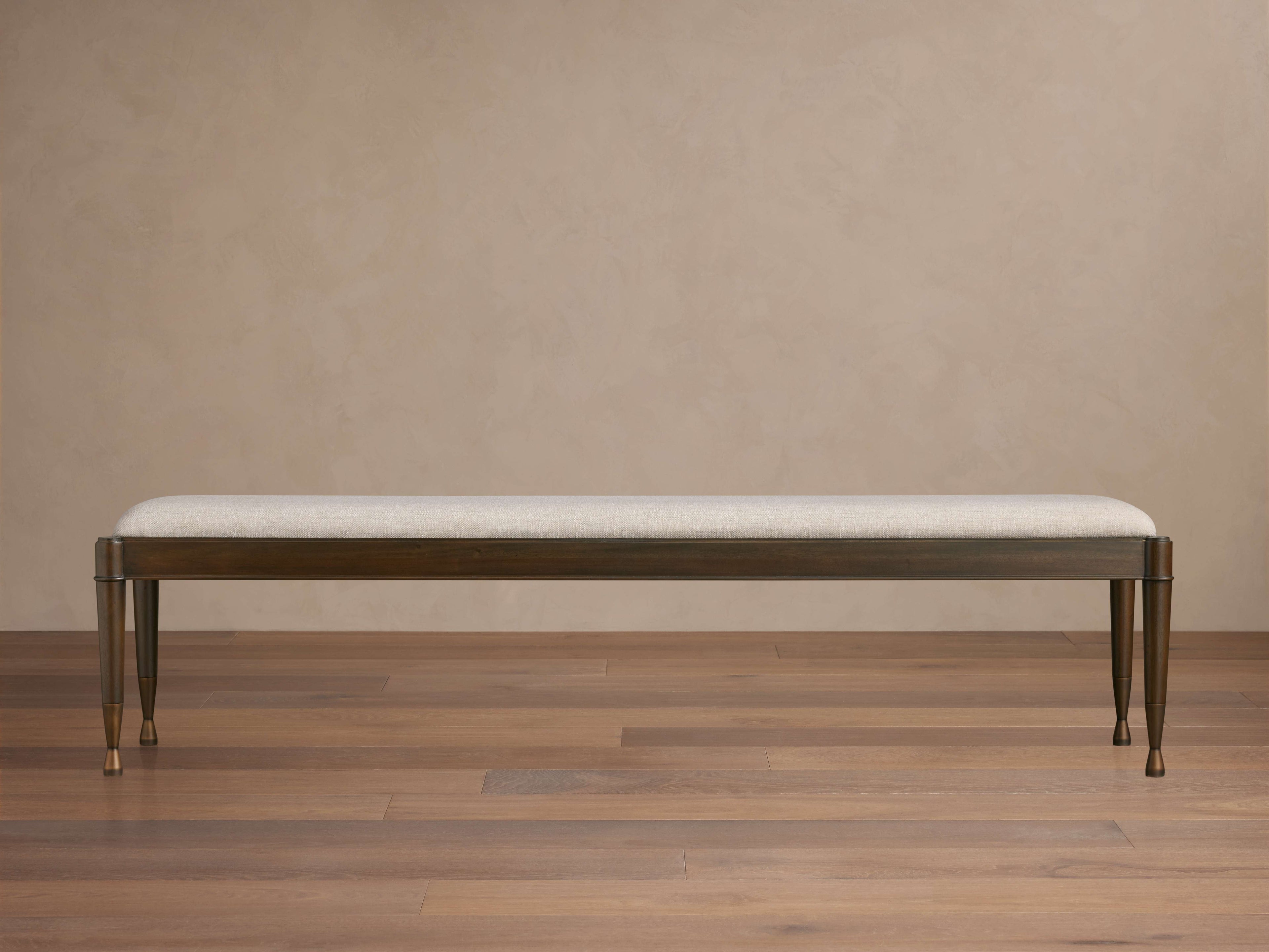 Banc en bois d'acajou et de cerisier avec pieds en laiton