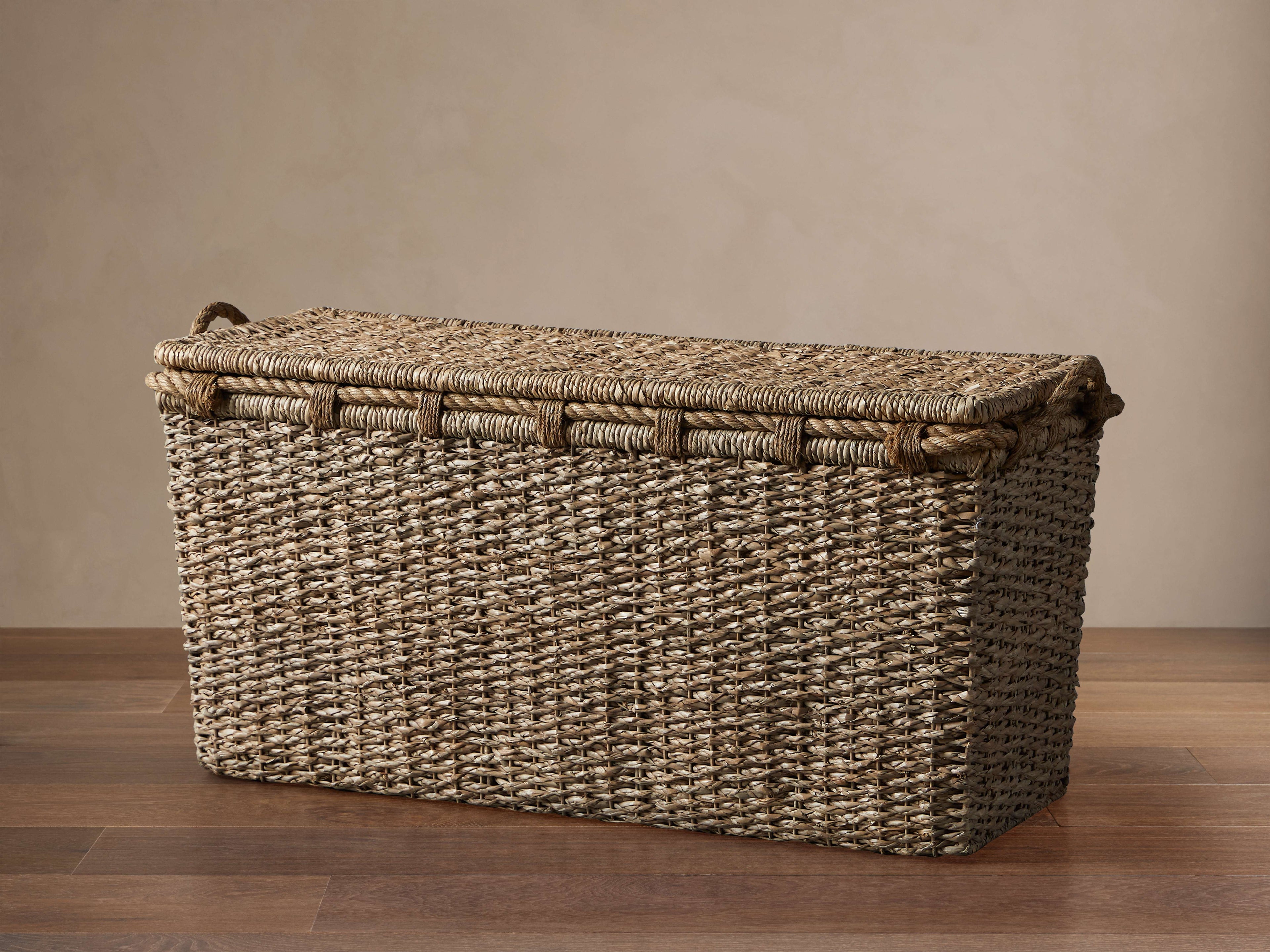 Chaise de salle à manger avec cadre en bois laqué et tissu performant