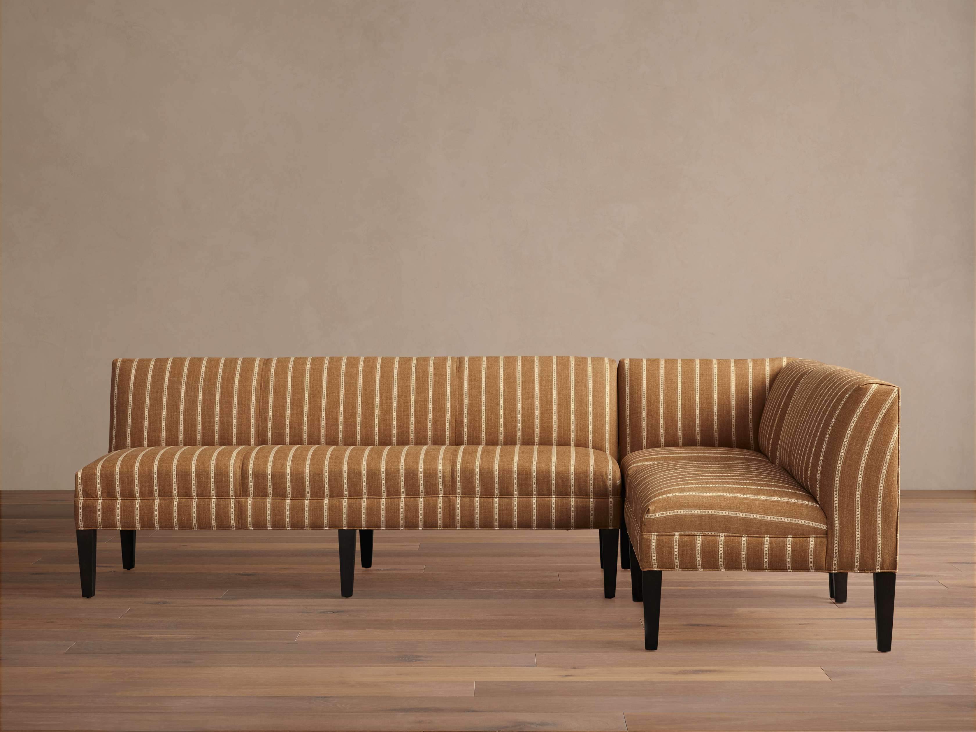 Banquette à surpiqûres horizontales avec pieds en érable et mousse végétale