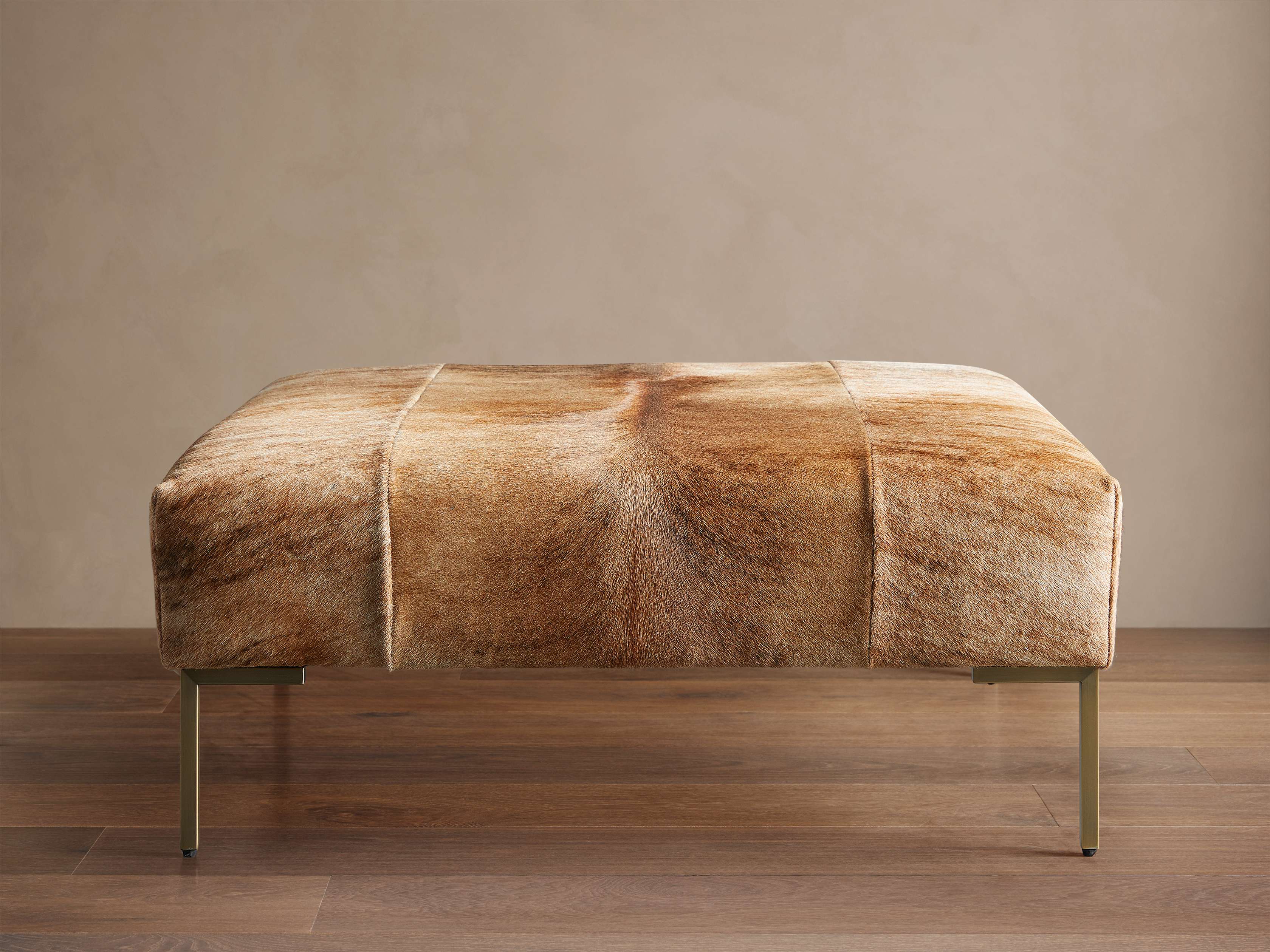 Pouf en cuir de vachette et mousse végétale, pieds en métal