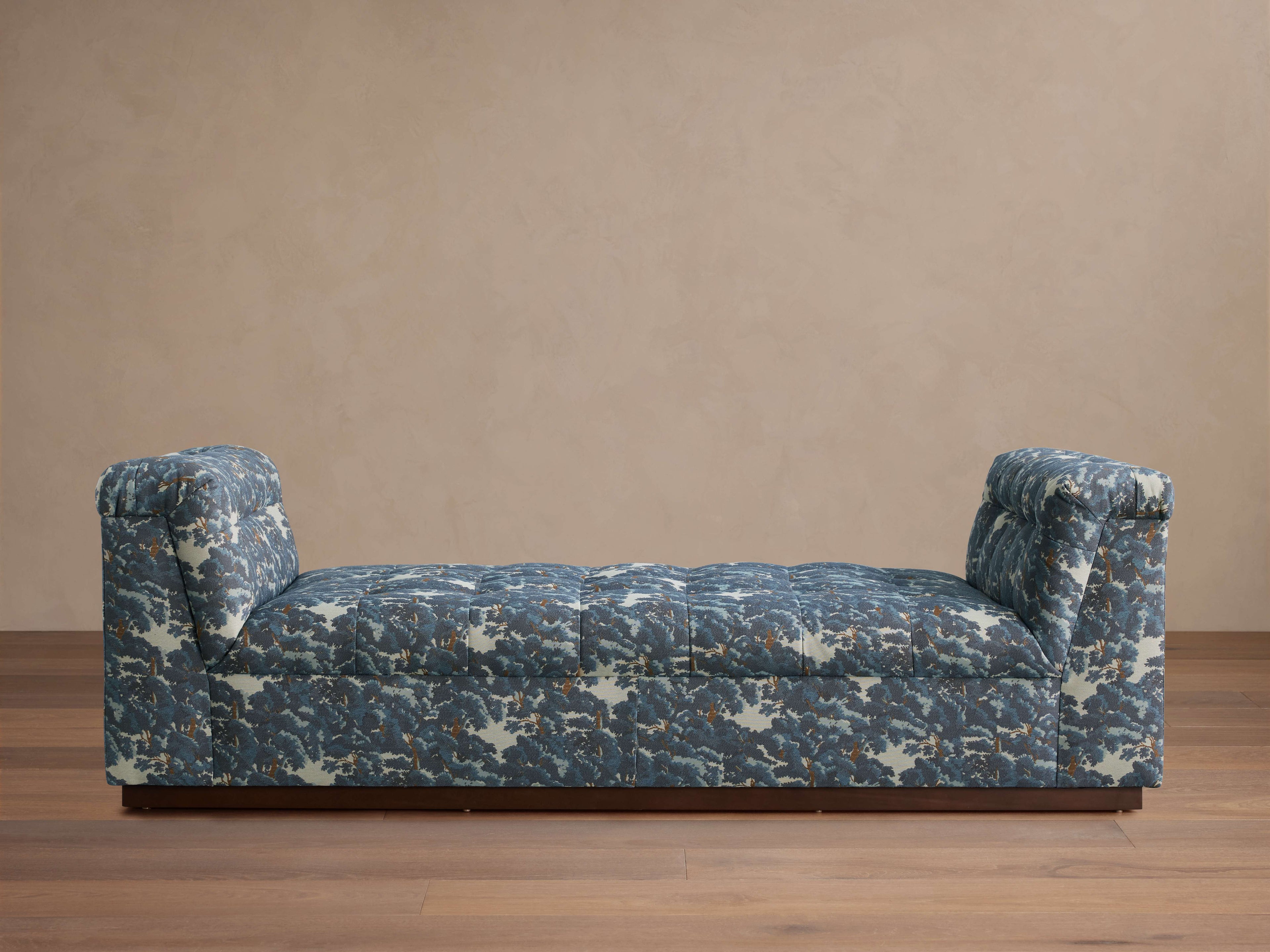 Lit de repos capitonné avec cadre en stratifié de bois dur et coussin en mousse